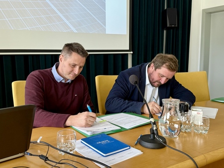 Podpis pogodbe za občino Mežica, župan Mark Maze